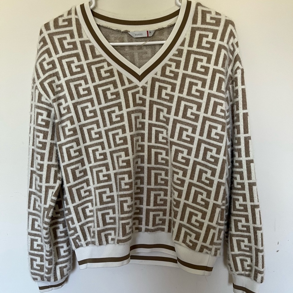 Source Unknown Brown and White V-Neck Sweater with Geometric Design